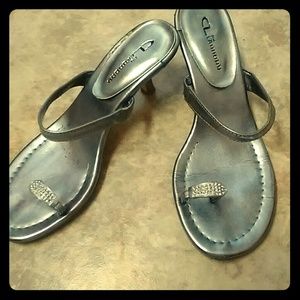 ⭐NEW Listing⭐Silver Grey Sandles w/ Kitten Heels
